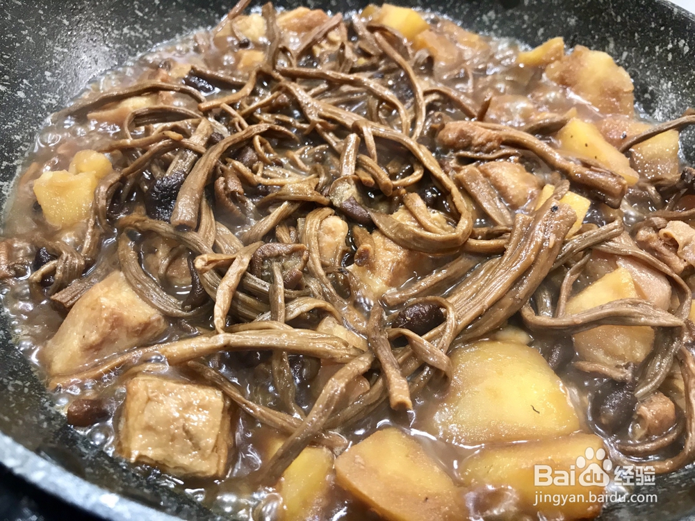 一个人做五花肉炖土豆茶树菇