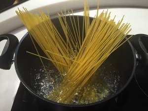 黑椒鸡丝意面怎么做？鱼香肉丝版意大利面教程