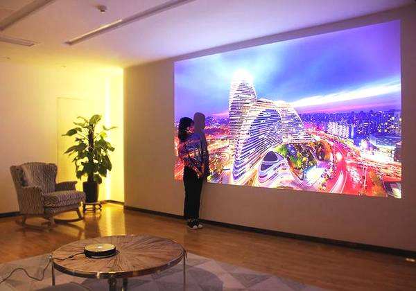 我们家买的坚果投影画面老是会模糊，什么原因