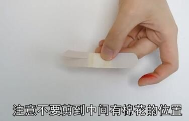 怎样在贴创口贴后手指可以自由活动