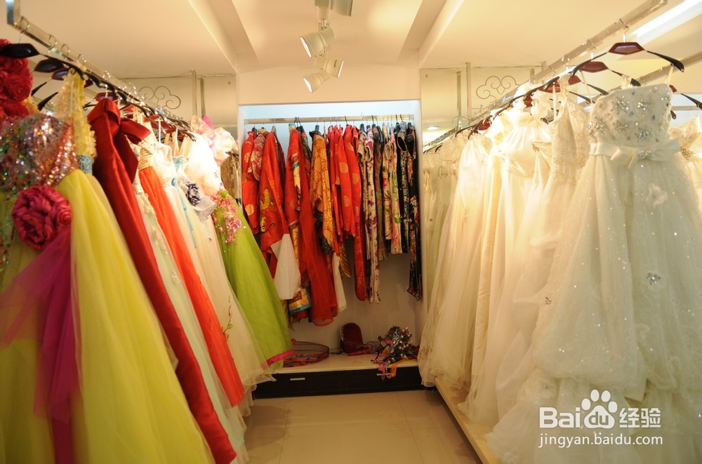 如何选择性价高婚纱礼服