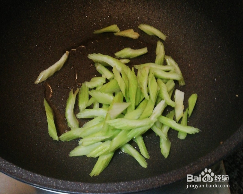 在家也能做的西芹炒腰果