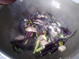 腊肉炒红菜苔