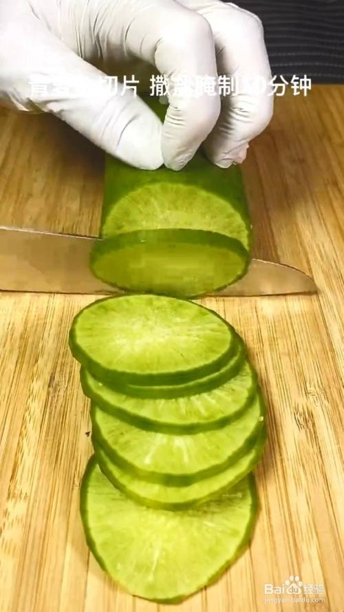 青萝卜洗净,去皮切片.撒上盐抓匀,腌制十分钟,去除多余水分