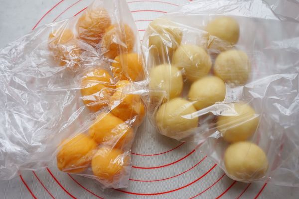 酥皮奶黄流沙月饼