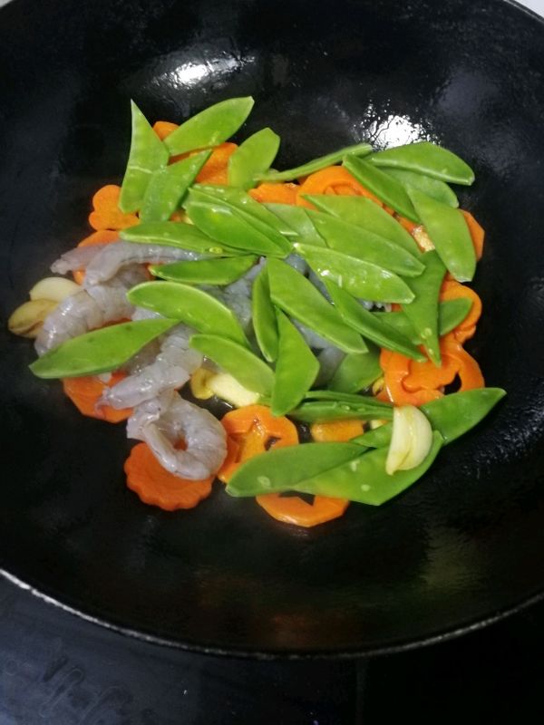 荷兰豆胡萝卜炒虾仁