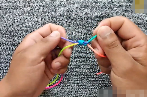 红绳项链后面的可以相互拉伸,可以调节项圈大小的结怎么编呢?如图,刚买的如来佛玉石项链的红绳就断