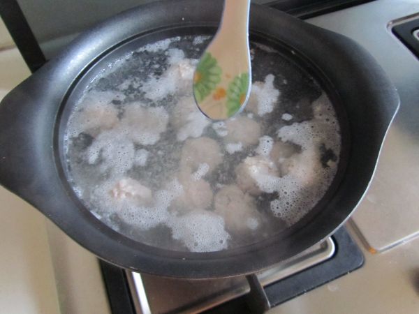 菠菜蘑菇汆丸汤
