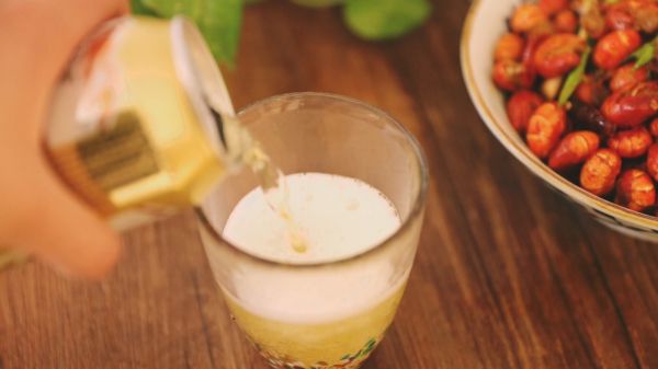 爆炒龙虾尾配啤酒