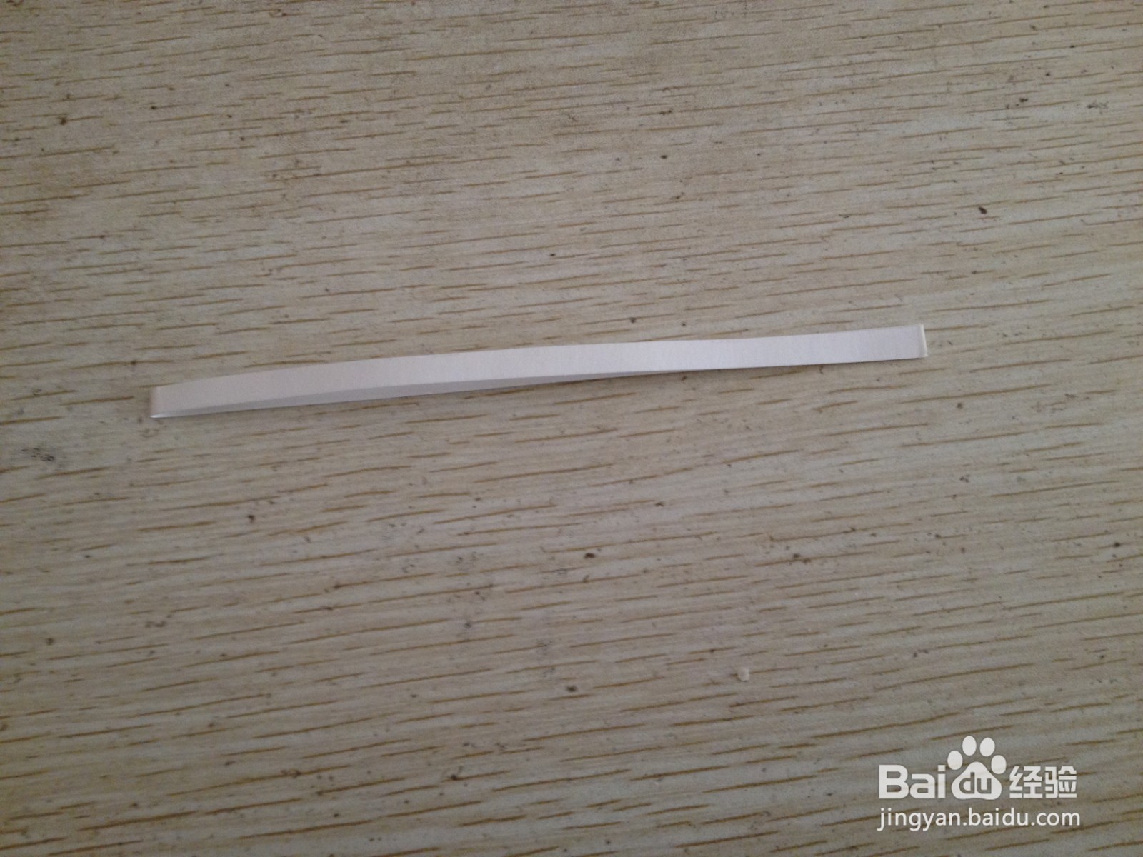 如何用细长的长方形硬卡纸做W形简易中性笔支架