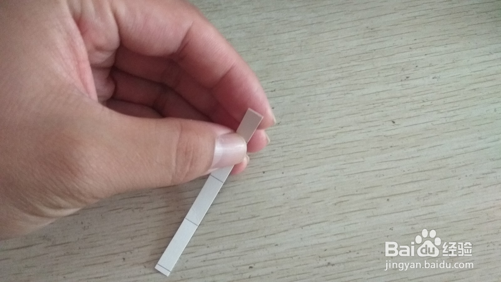 如何用一个细长的硬卡纸做三支中性笔的简易支架