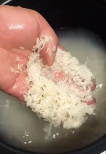 如何制作超简单的五花肉焖米饭呢？