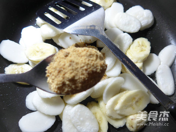 香蕉炒年糕的做法