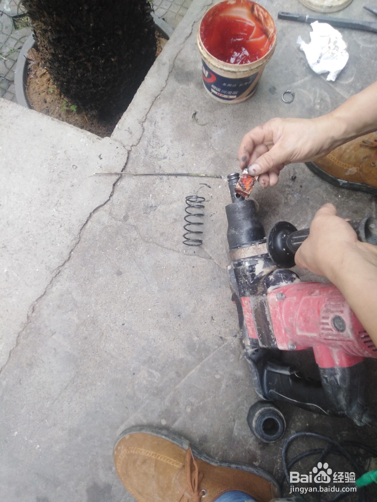 电锤装不进退不出钻头如何修理？