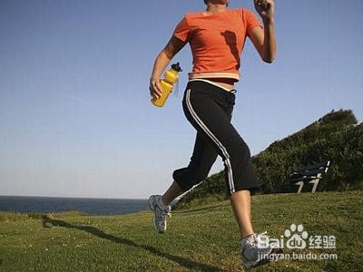 膝盖积液怎么造成的