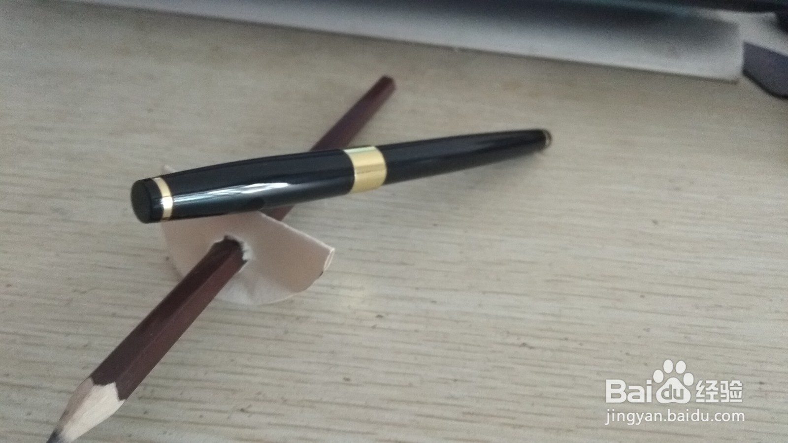 如何用一个圆形画纸和铅笔做简易的钢笔的支架