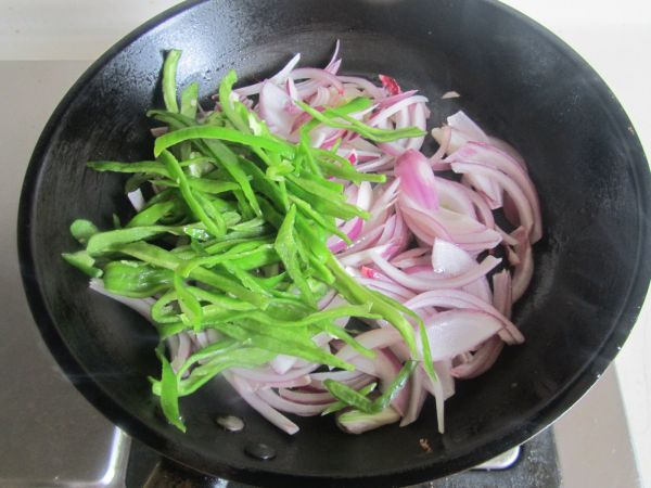青椒洋葱炒鸡蛋