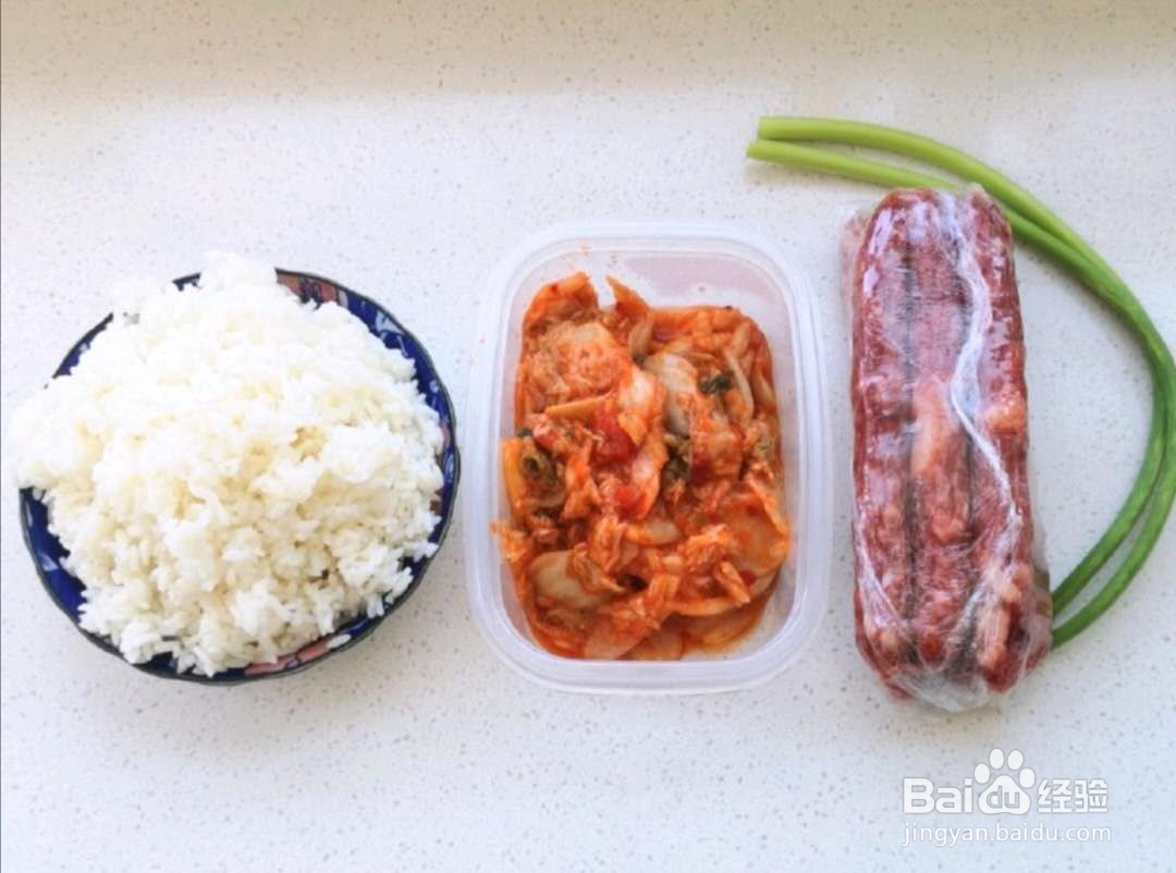 如何做好吃的辣白菜腊肠炒饭