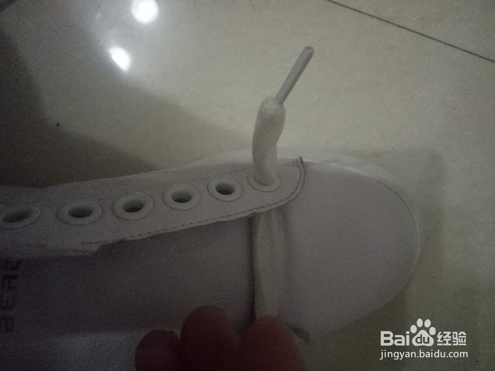 小白鞋鞋带的系法