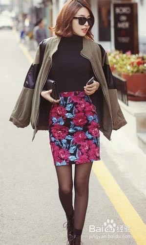 时尚外套搭配短裙+靴子 随性优雅又迷人