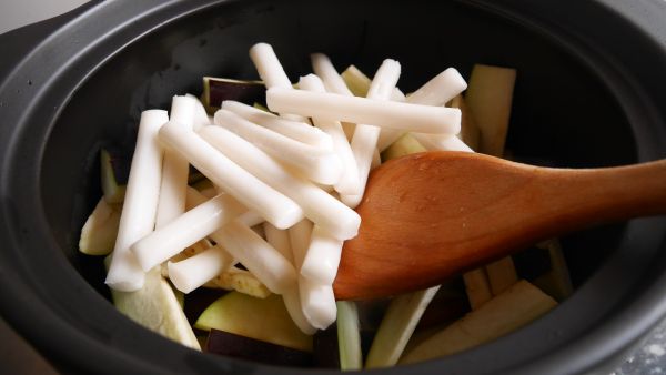 蚝油茄子年糕煲