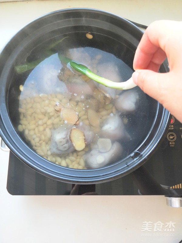 一碗营养佳肴--黄豆蹄髈汤