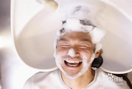 如何洗干净你的头发