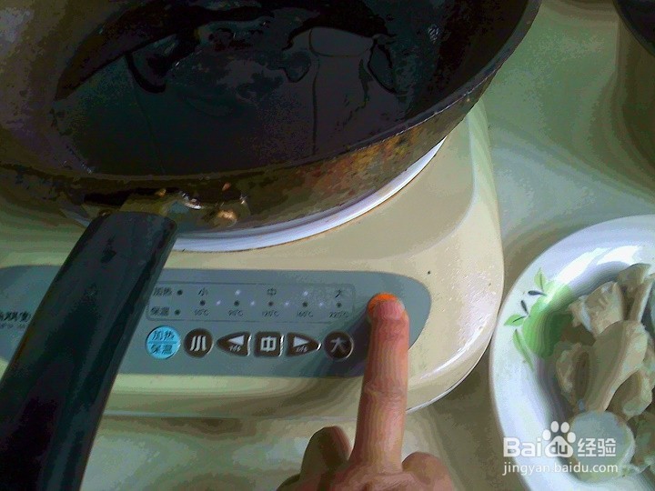 老年人怎样用电磁炉来爆炒猪肉皮芋头片