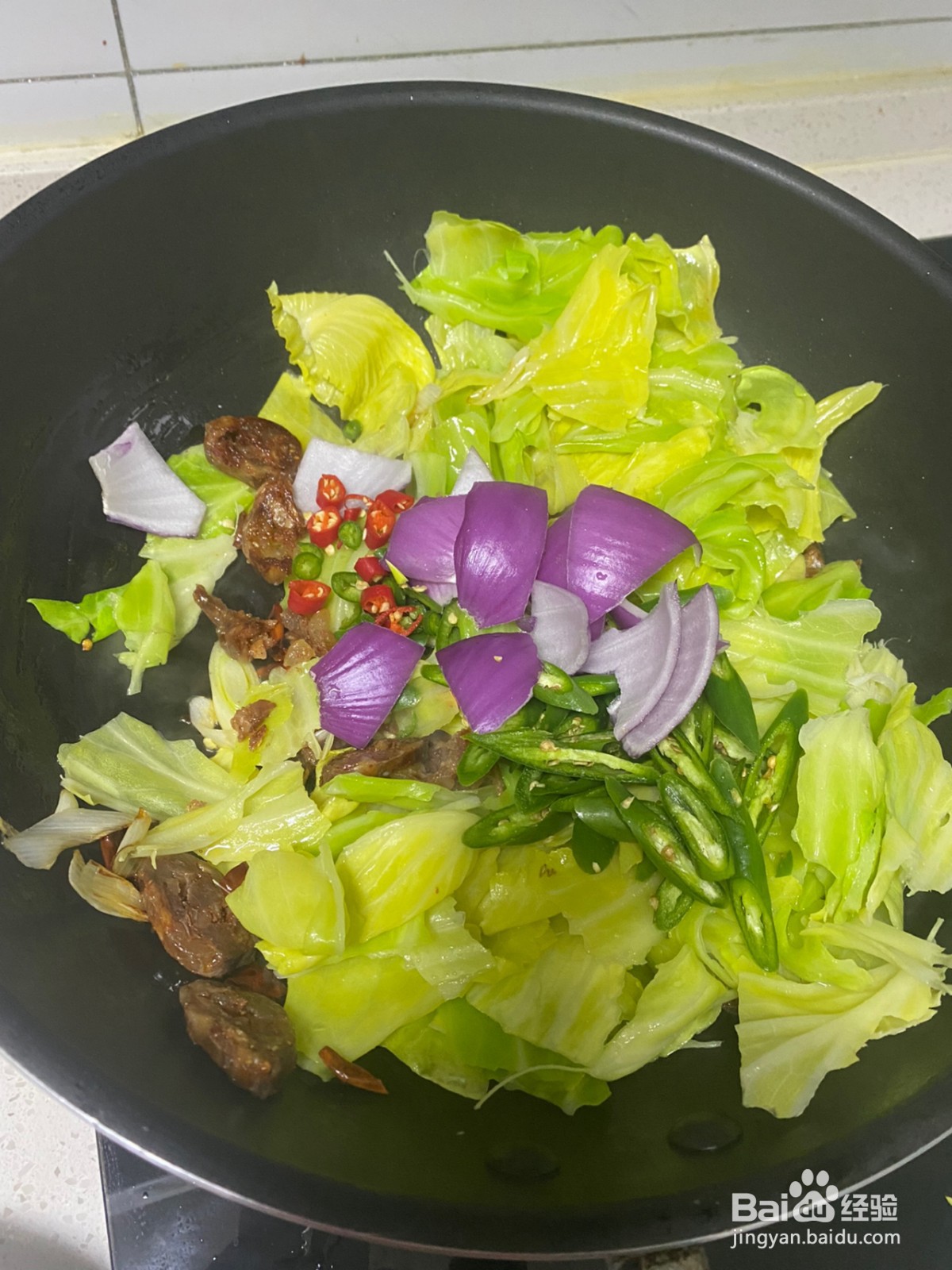 包菜炒腊肉的做法