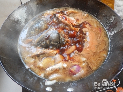 有菜有主食：铁锅炖鱼贴饼