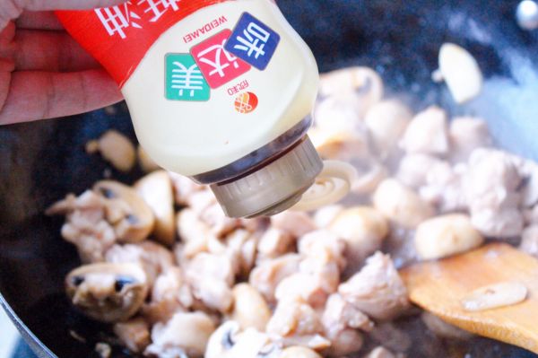 口蘑时蔬炒鸡块