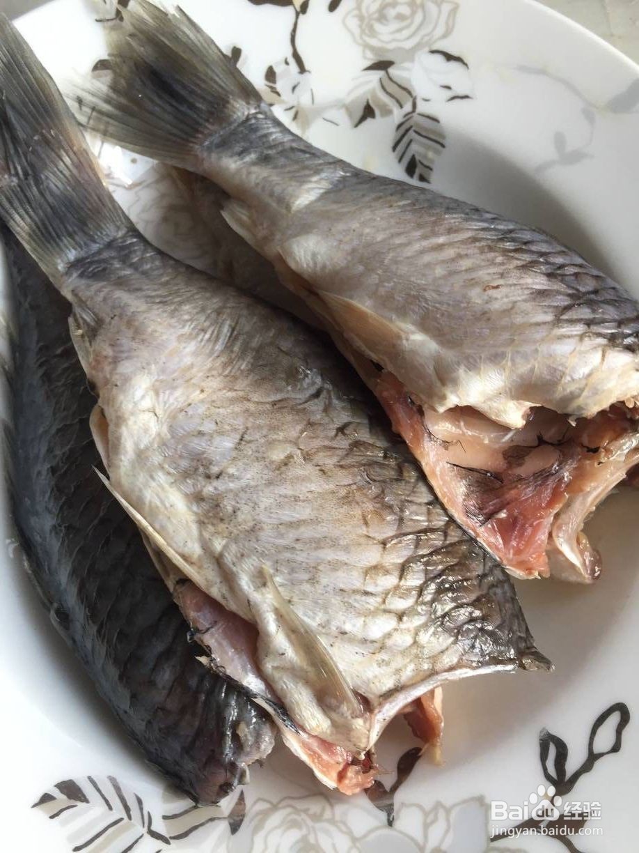 煎野鲫鱼配杏鲍菇