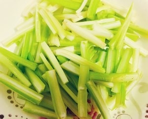 如何做芹菜辣炒银鱼干