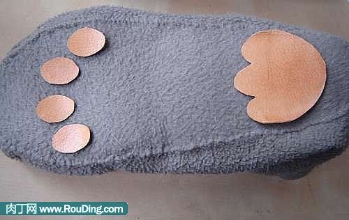 怎样用旧衣服改造DIY小熊袜子拖鞋？