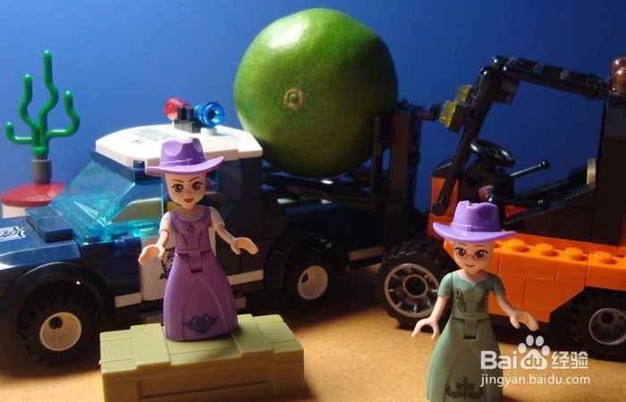 如何用积木拼装搬运桔子的场景