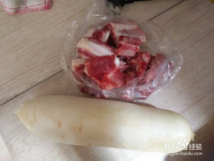 <b>#初冬怎么吃#巴西菇萝卜排骨汤</b>