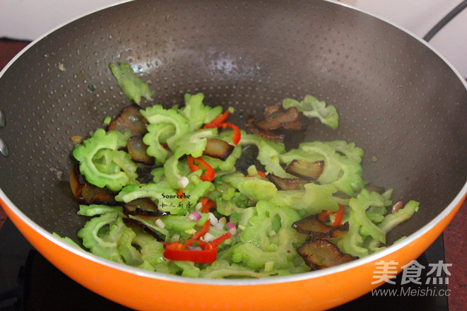 腊肉炒苦瓜的做法