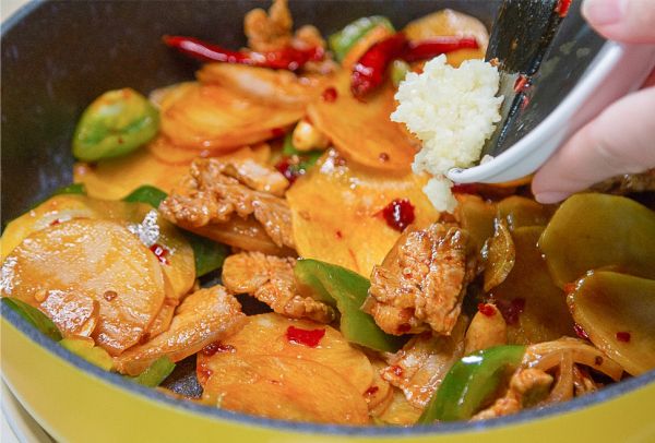 五花肉干煸土豆片