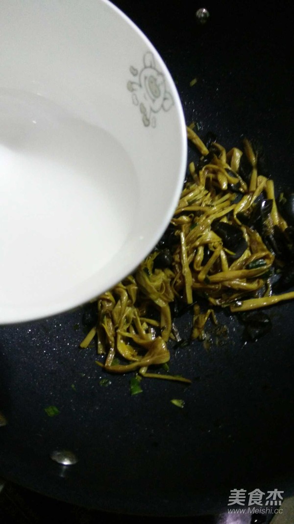 黑木耳炒黄花菜