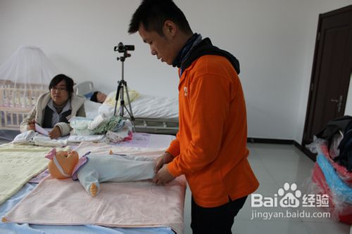 专业男月嫂怎么给宝宝做抚触？