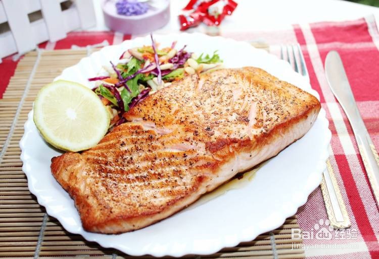 干煎三文鱼伴蔬菜沙拉