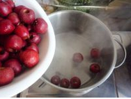 在家里如何制作可口的山楂罐头