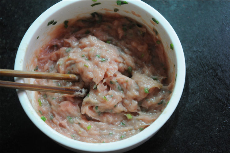 脆底小笼包的做法,好吃不腻!