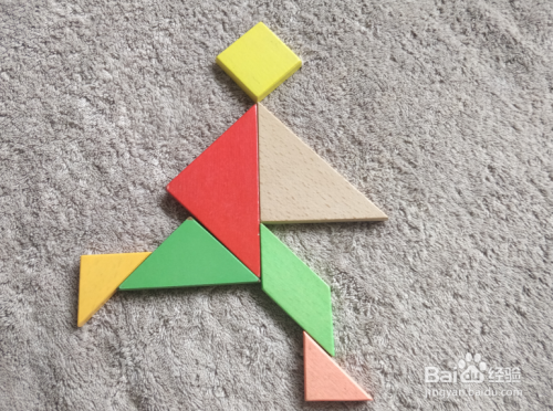 抢球的足球运动员用七巧板怎么拼?