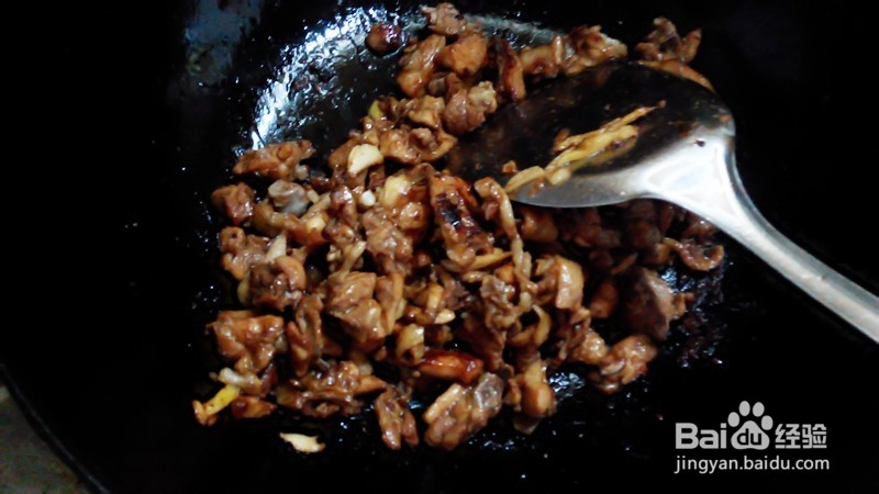 蘑菇小鸡块的做法。