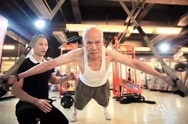 你嫌自己忙没时间锻炼,人家忙成狗也练出了腹肌