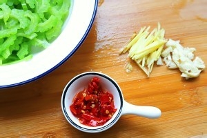 食补佳品剁椒苦瓜片的做法