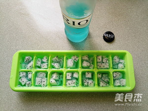 酒香火龙果冰饮