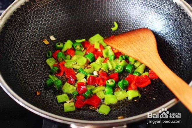 怎么样做美味的杭椒炒鹌鹑蛋