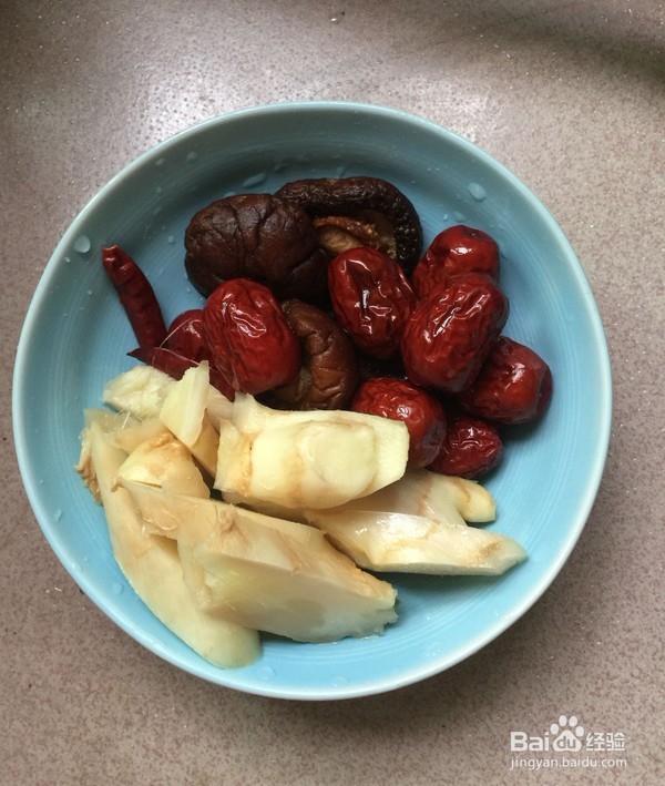 如何做美味的黄酒全鸡煲